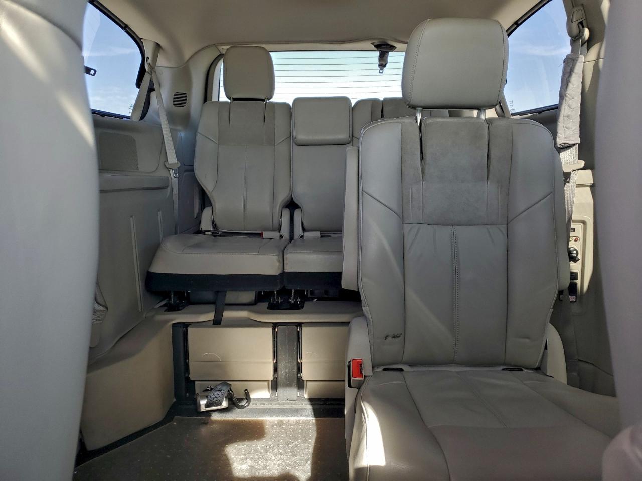 2013 CHRYSLER TOWN & COUNTRY LIMITED photo 10