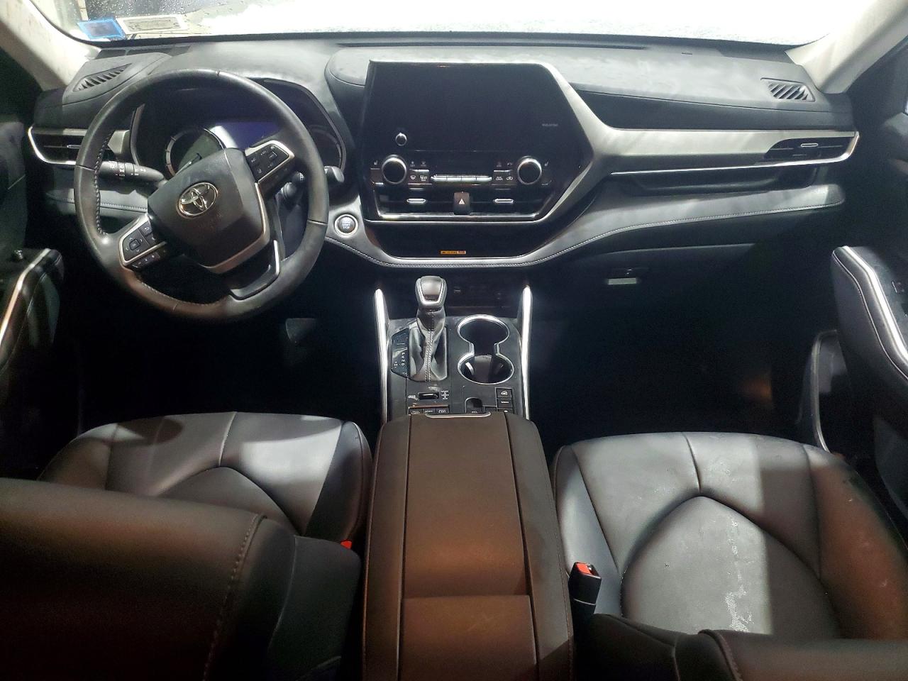 2024 TOYOTA HIGHLANDER LE photo 8
