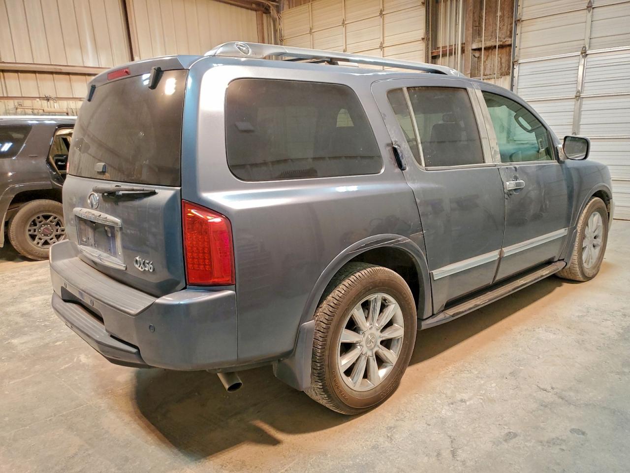 2010 INFINITI QX56 photo 5