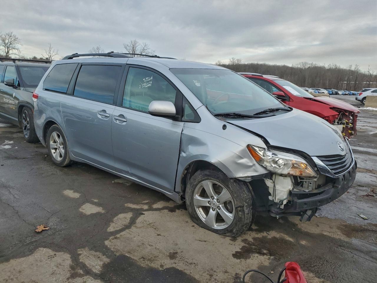 2014 TOYOTA SIENNA LE photo 4
