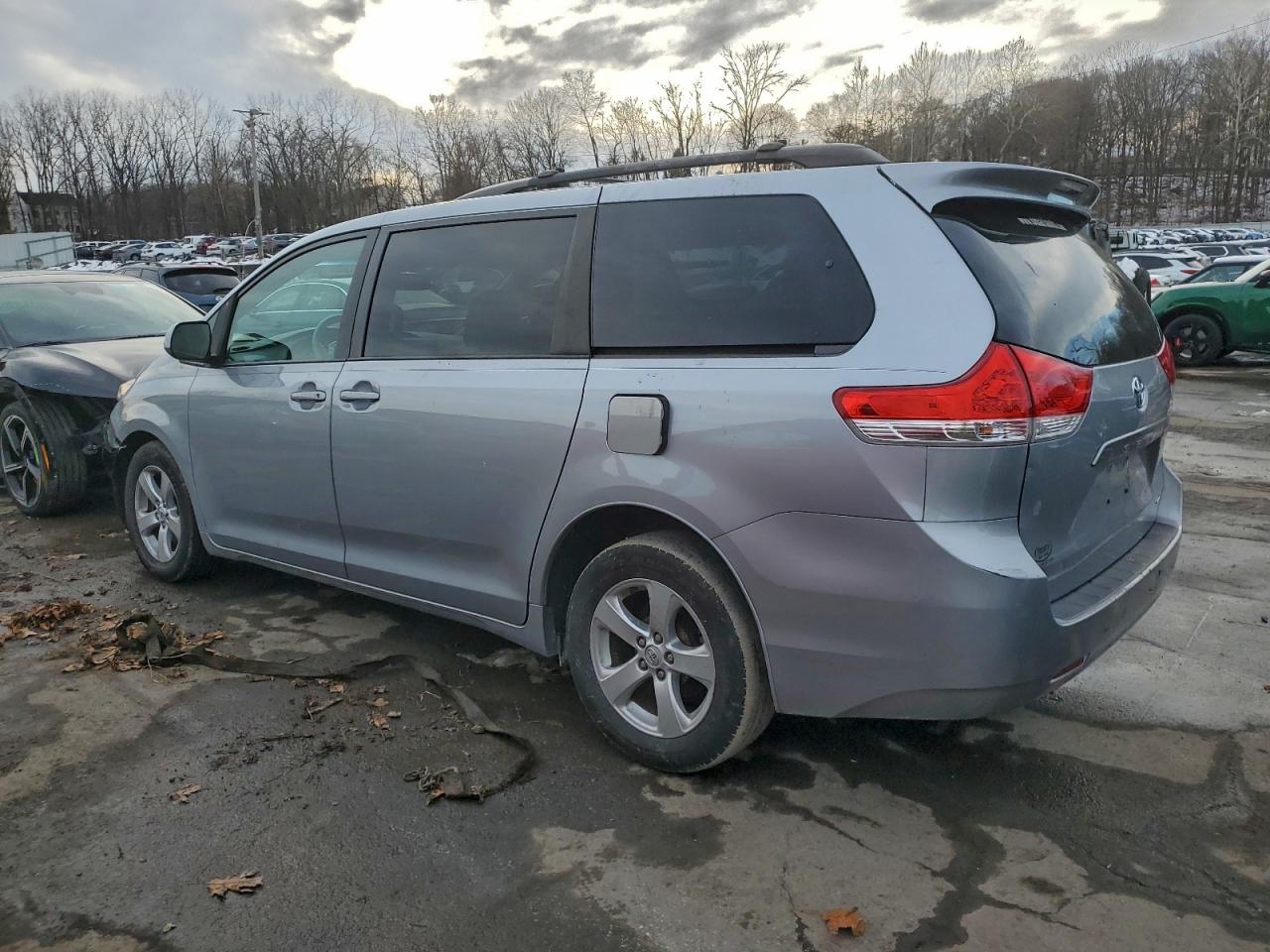 2014 TOYOTA SIENNA LE photo 2