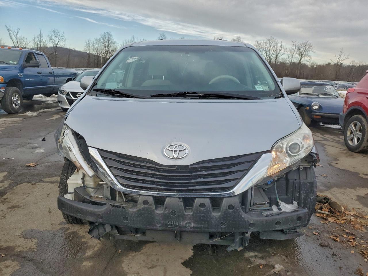 2014 TOYOTA SIENNA LE photo 5