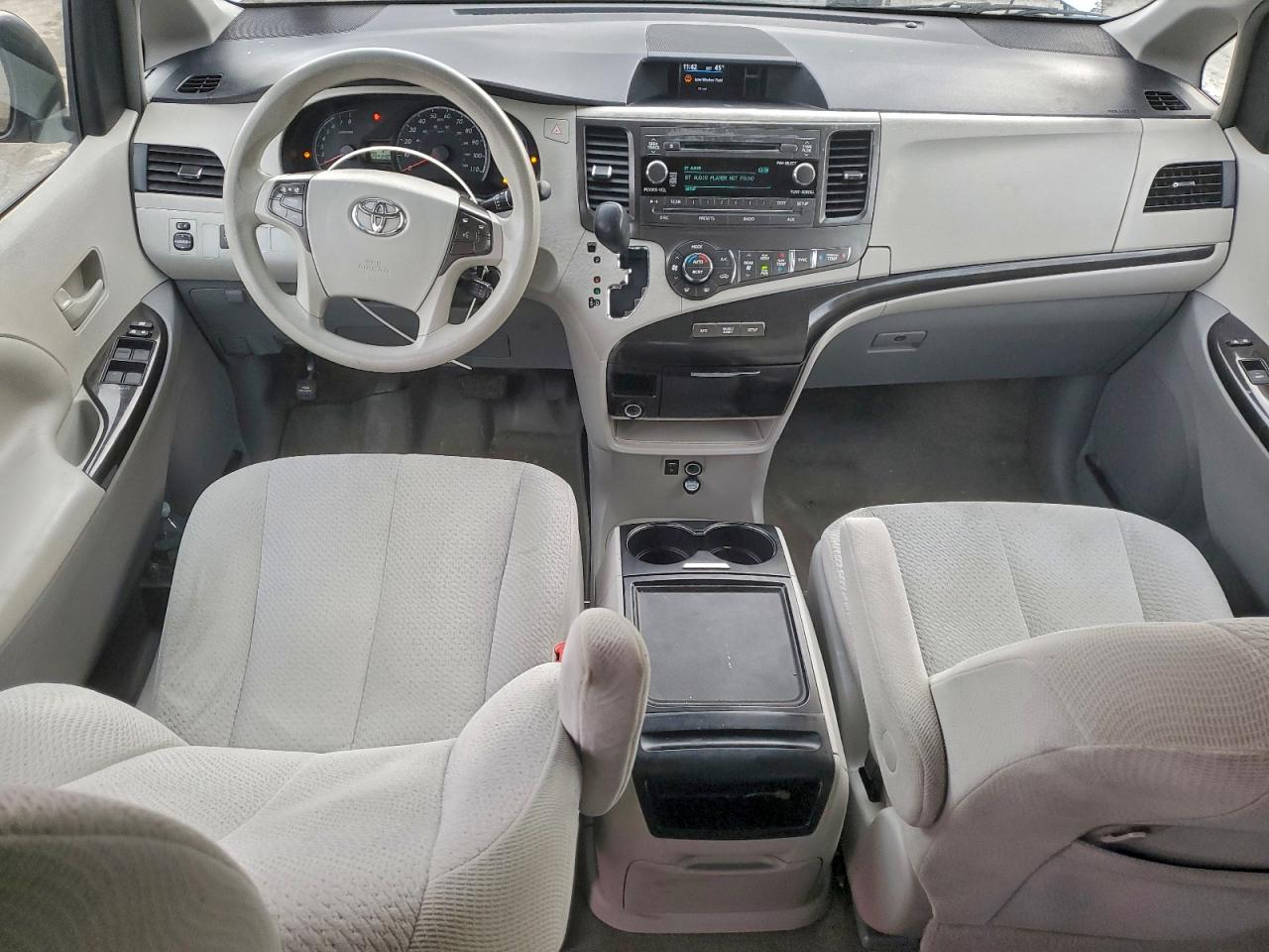 2014 TOYOTA SIENNA LE photo 8