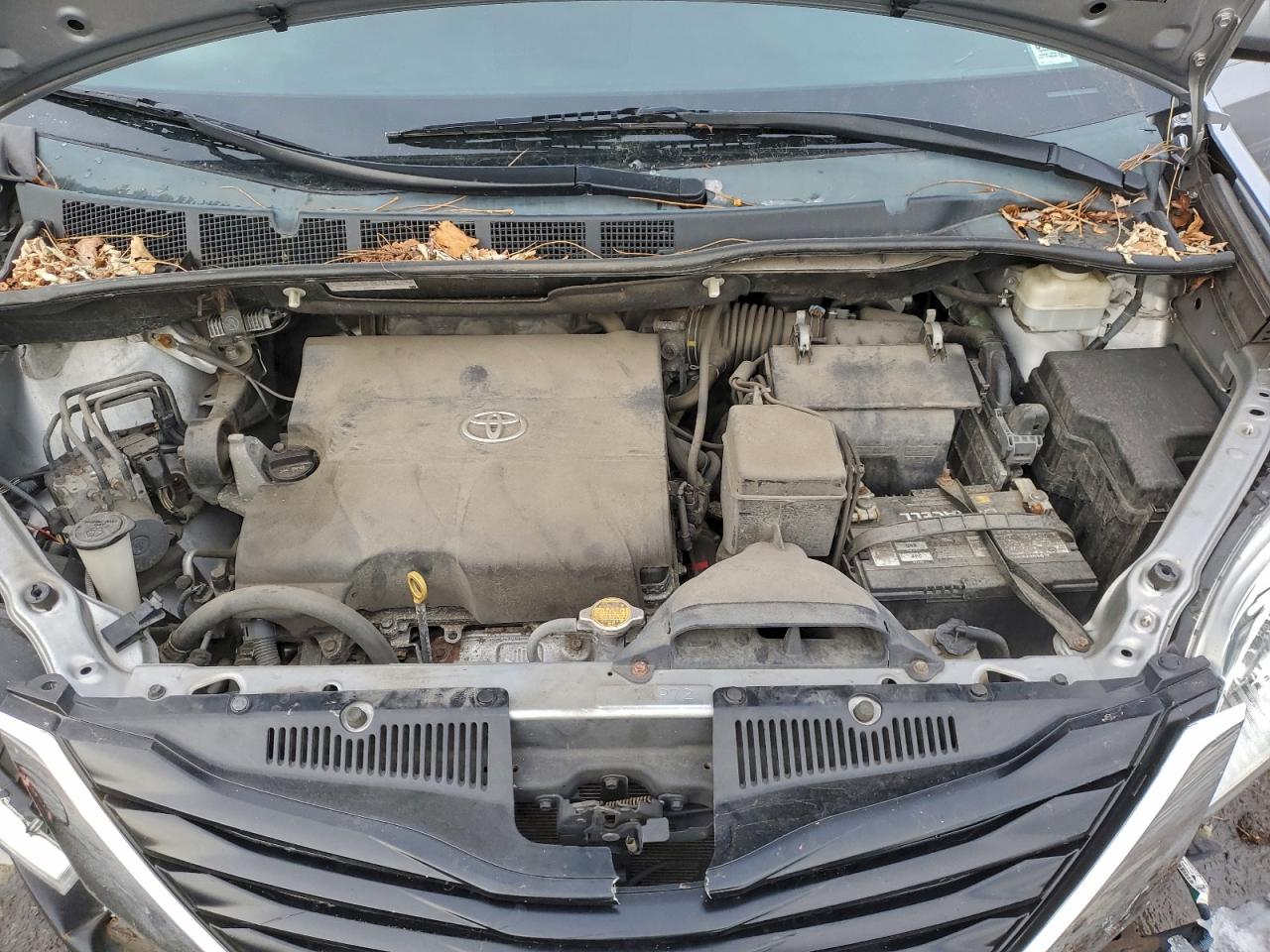2014 TOYOTA SIENNA LE photo 12
