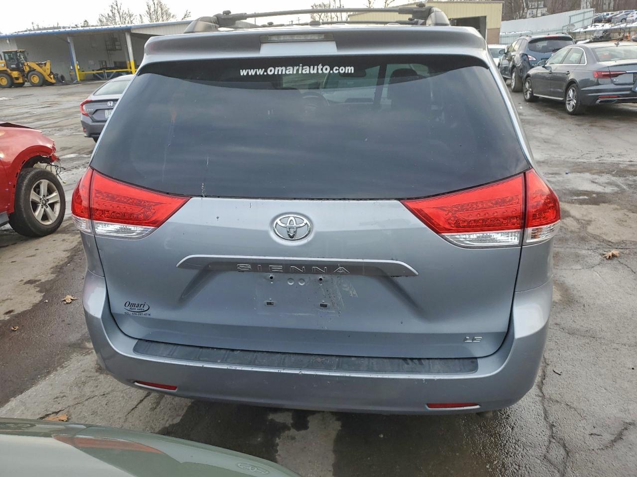 2014 TOYOTA SIENNA LE photo 6