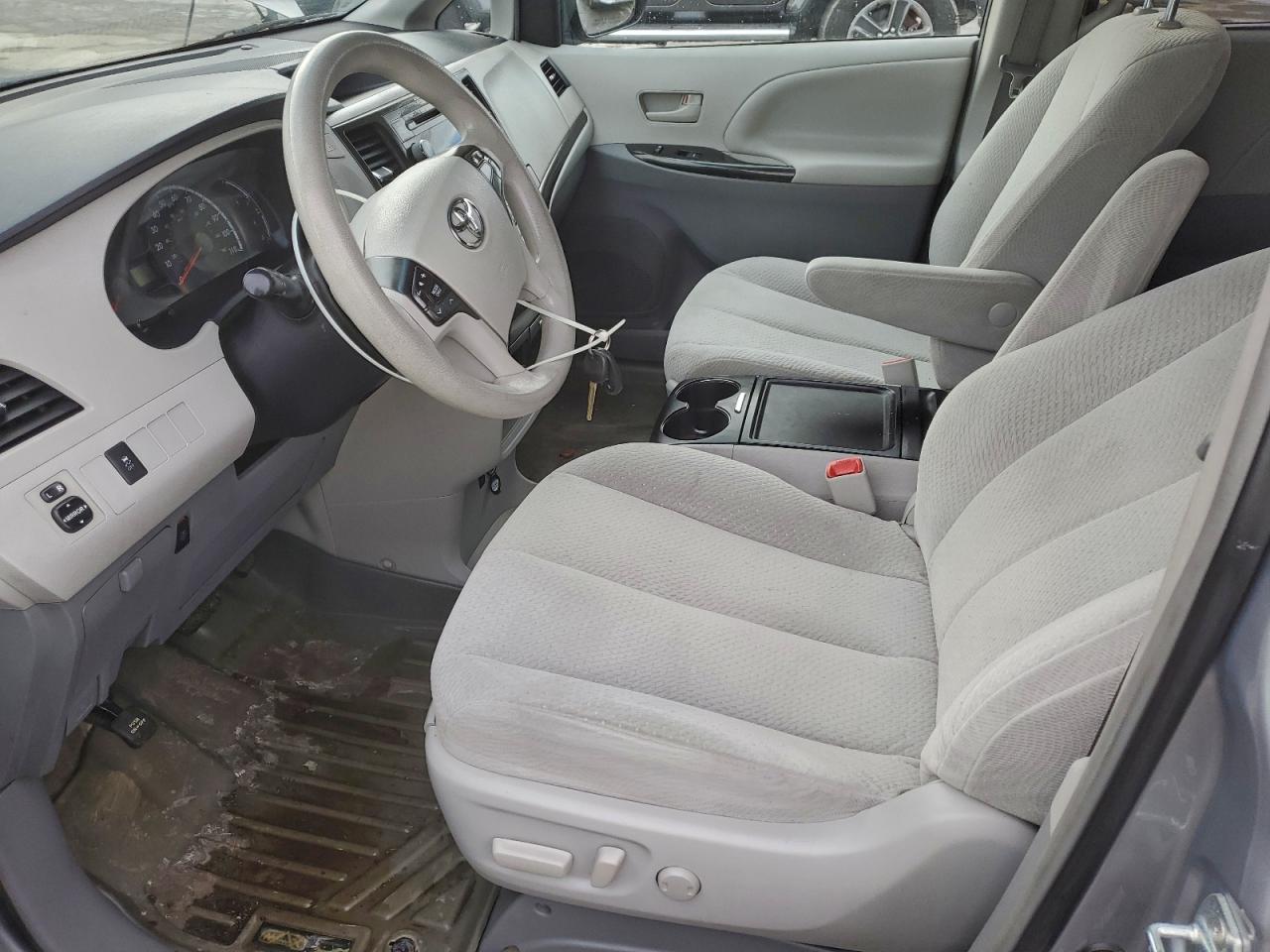 2014 TOYOTA SIENNA LE photo 7