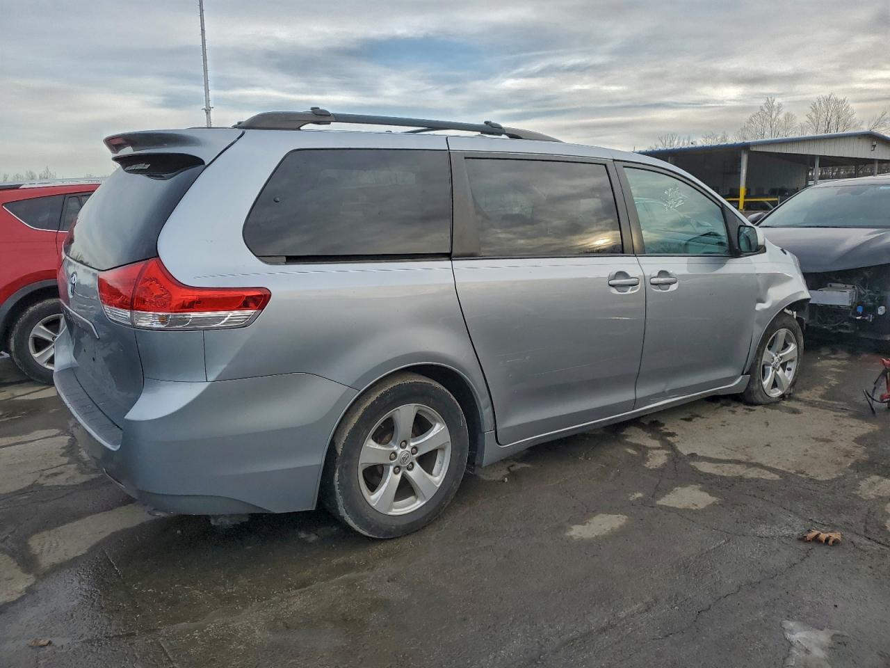 2014 TOYOTA SIENNA LE photo 3