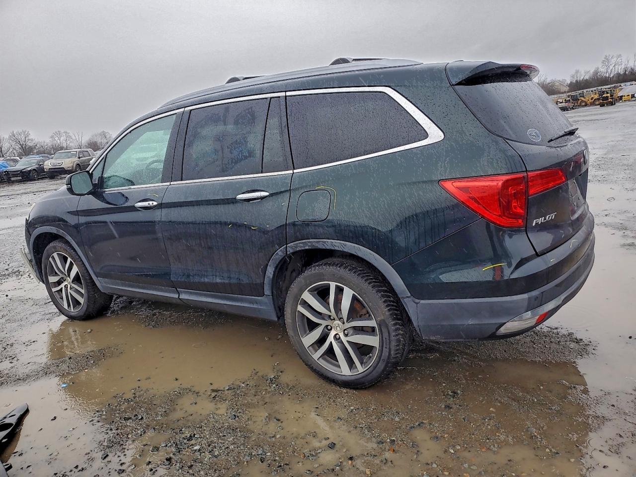 2016 HONDA PILOT TOURING photo 2