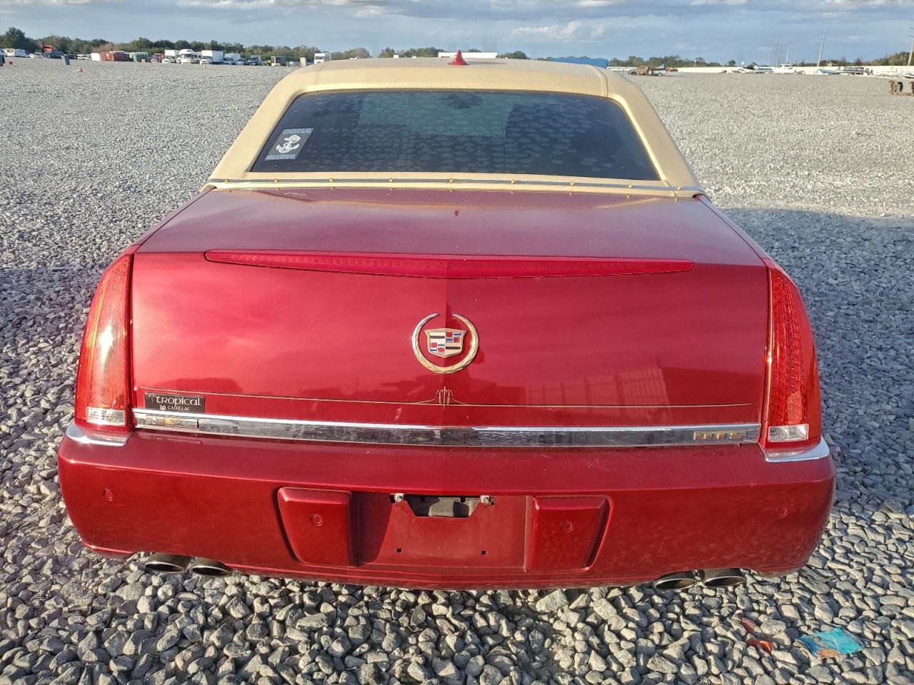 2011 CADILLAC DTS LUXURY COLLECTION photo 6