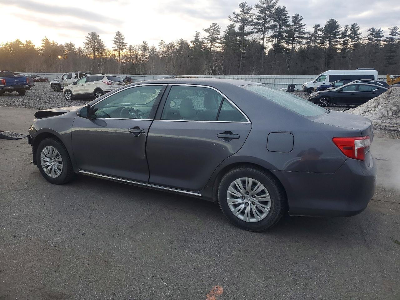 2014 TOYOTA CAMRY L photo 3