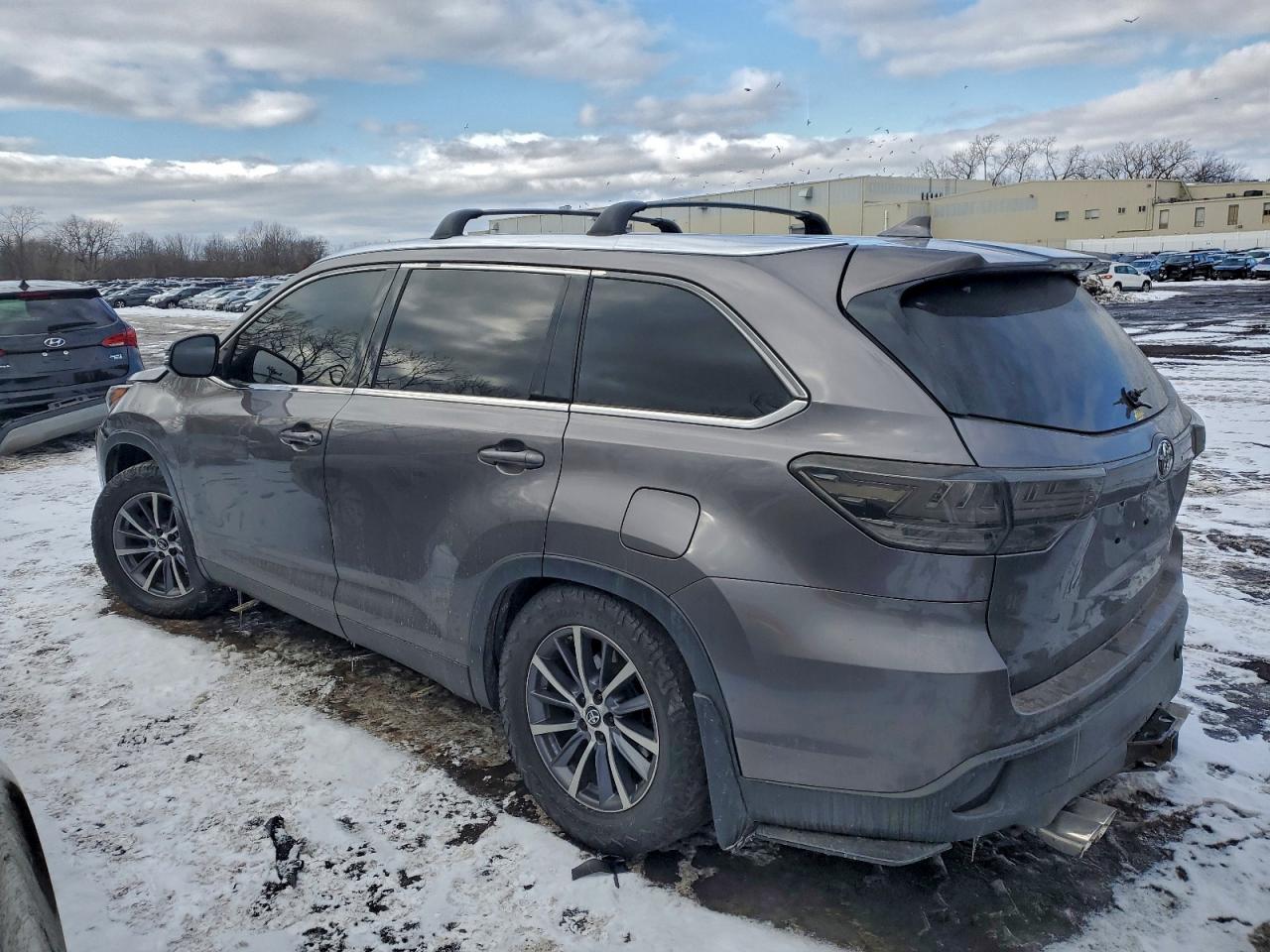 2019 TOYOTA HIGHLANDER SE photo 2