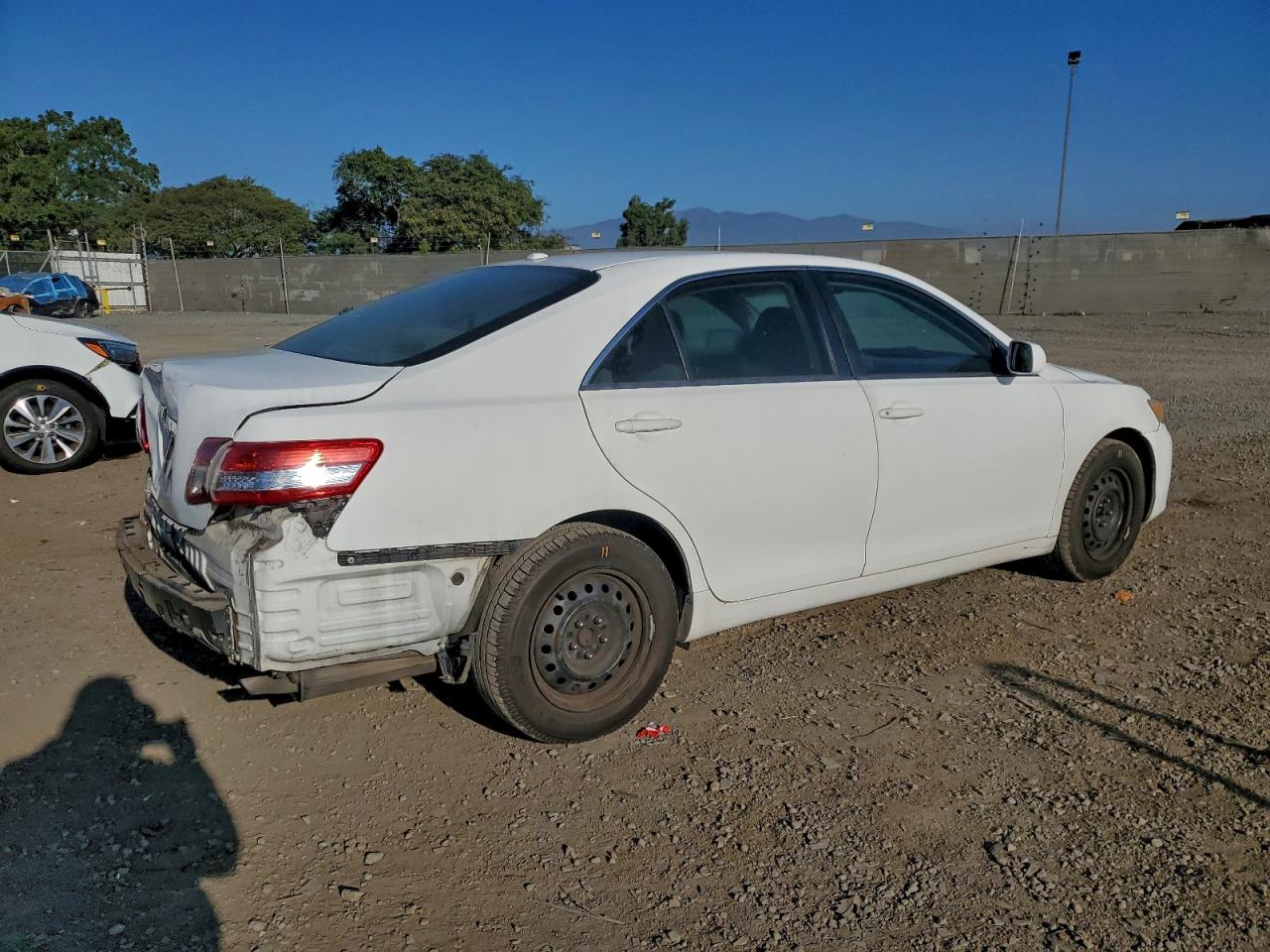 2010 TOYOTA CAMRY BASE photo 3