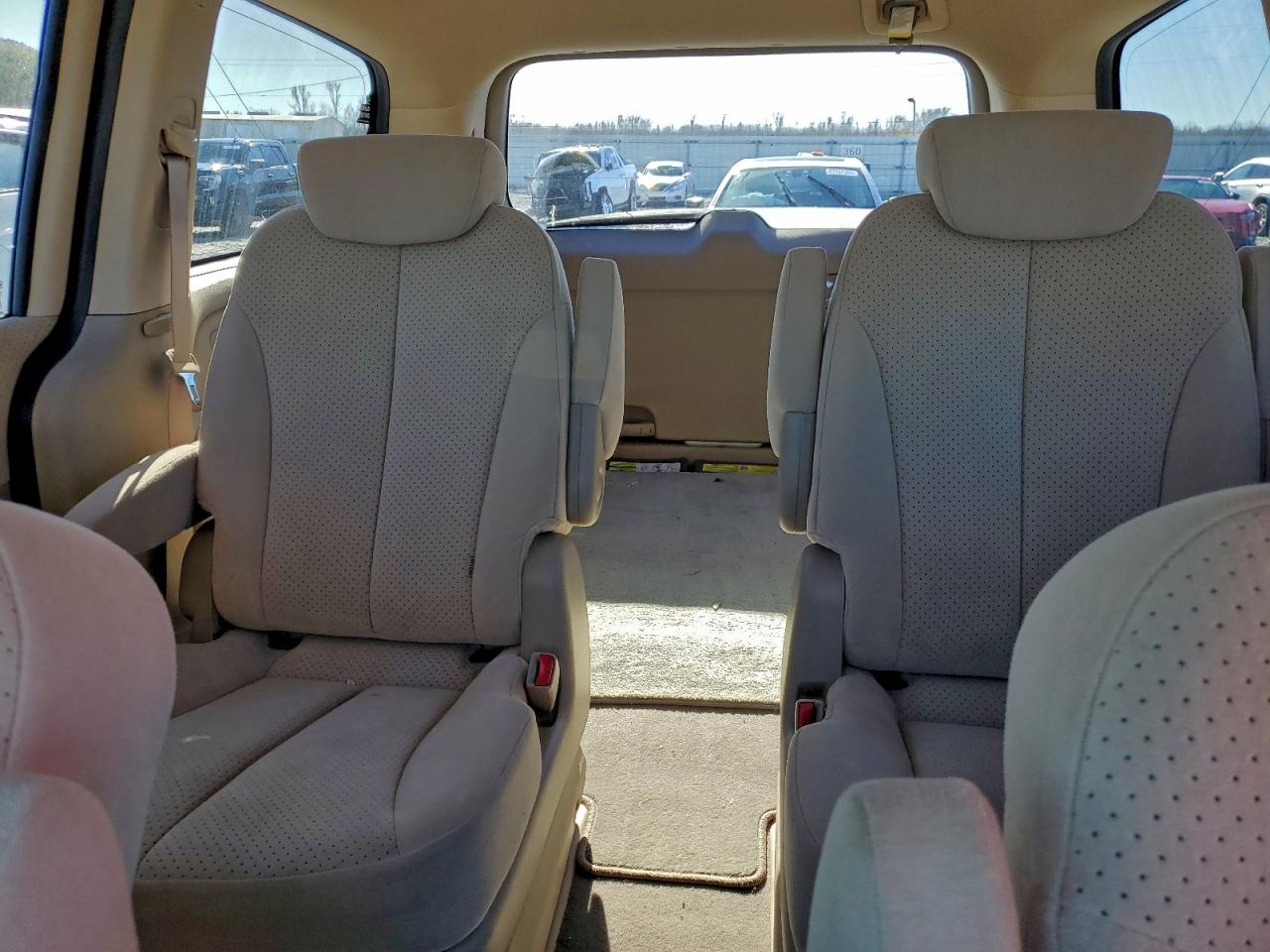 2008 HYUNDAI ENTOURAGE GLS photo 10