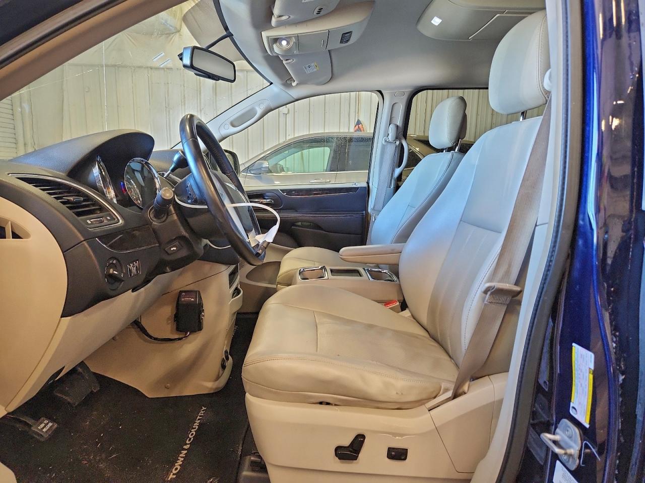 2012 CHRYSLER TOWN & COUNTRY TOURING photo 7