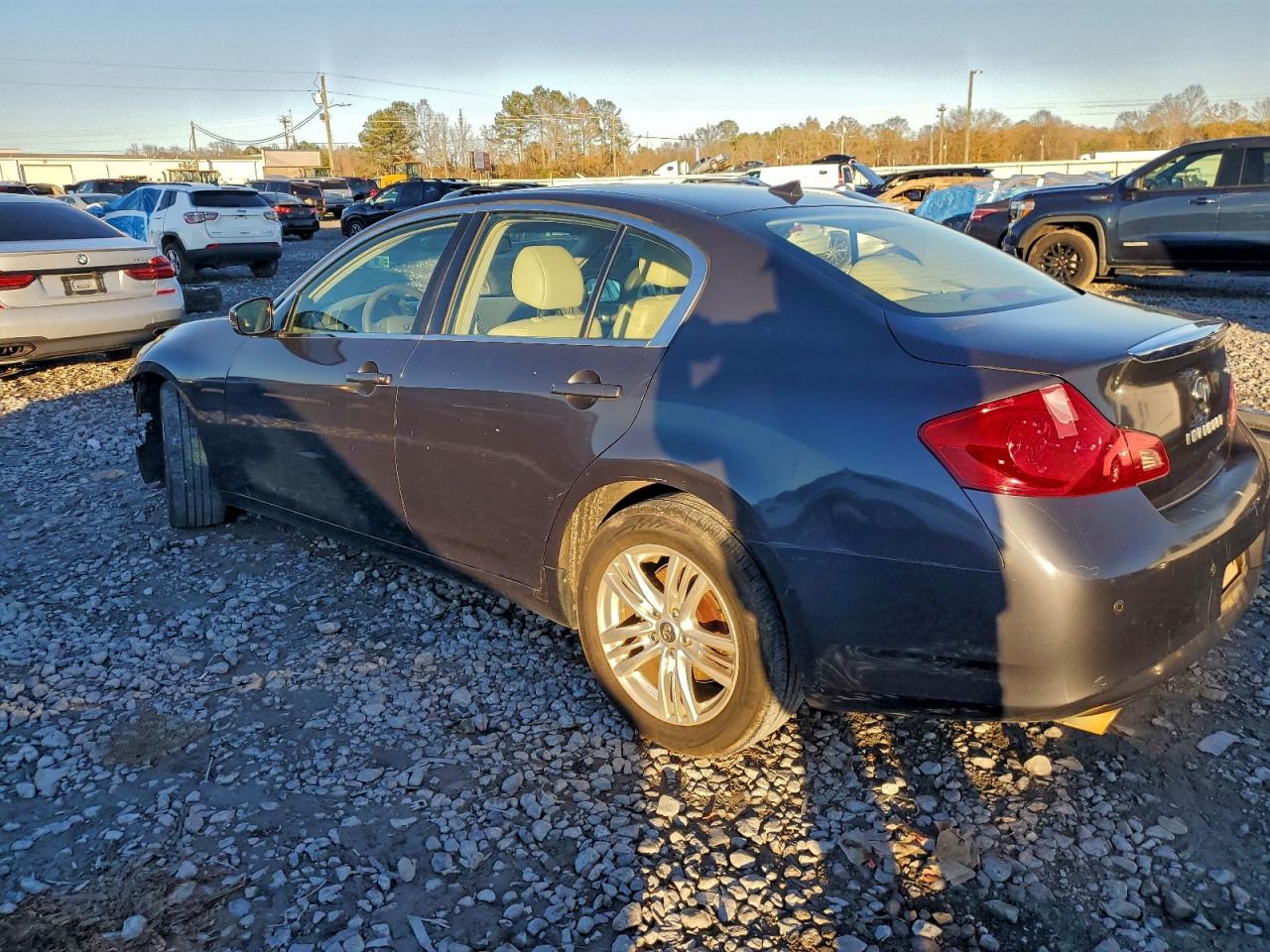 2010 INFINITI G37 photo 2