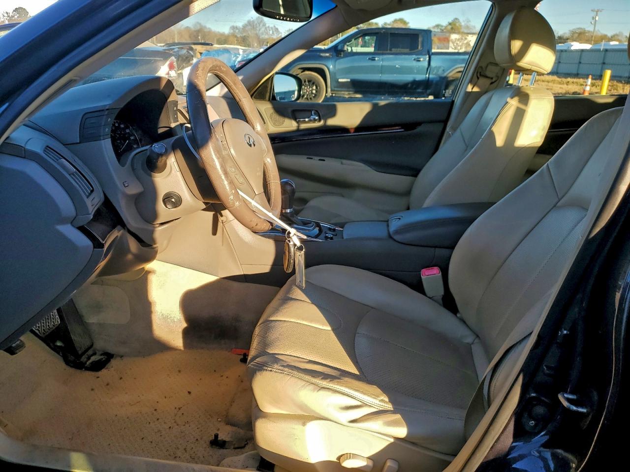 2010 INFINITI G37 photo 7