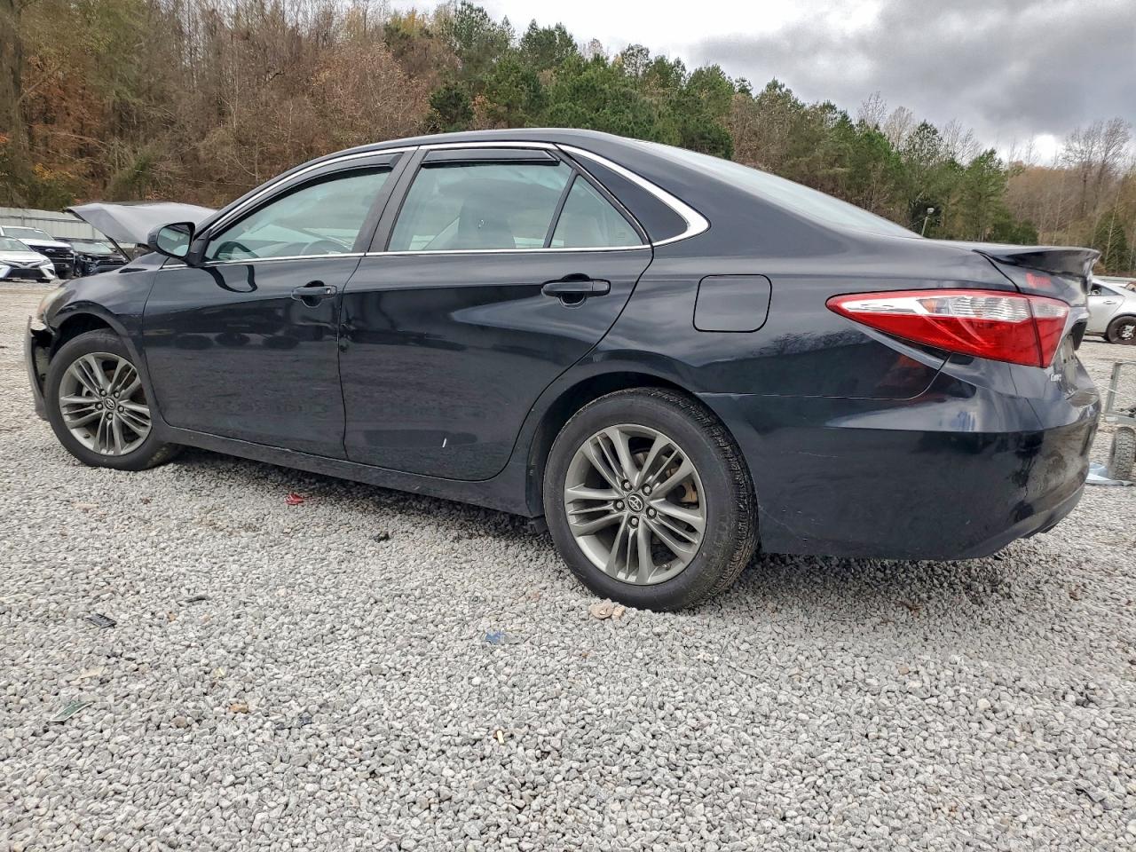 2017 TOYOTA CAMRY LE photo 2