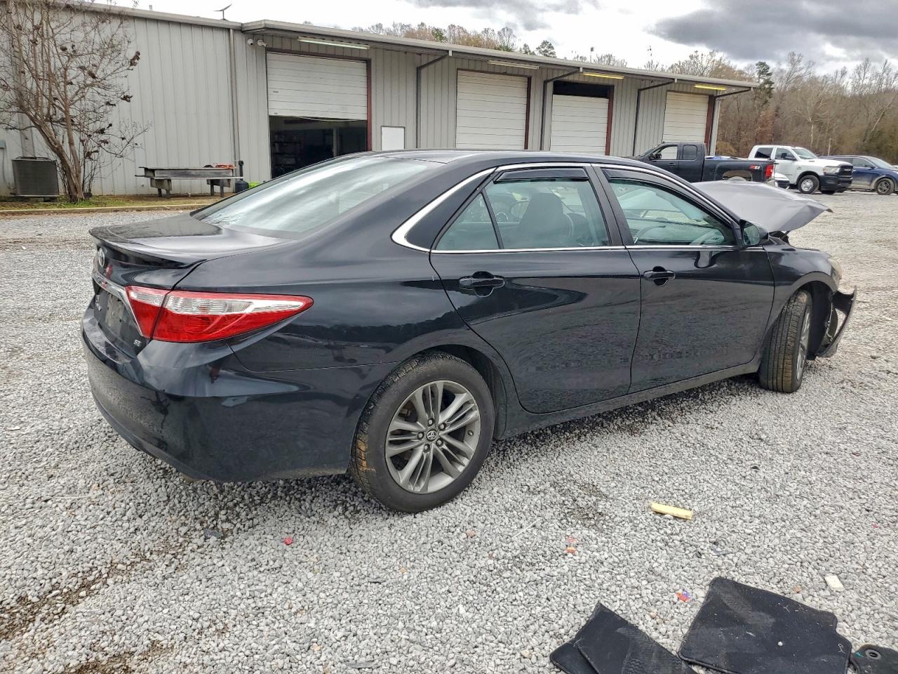 2017 TOYOTA CAMRY LE photo 3