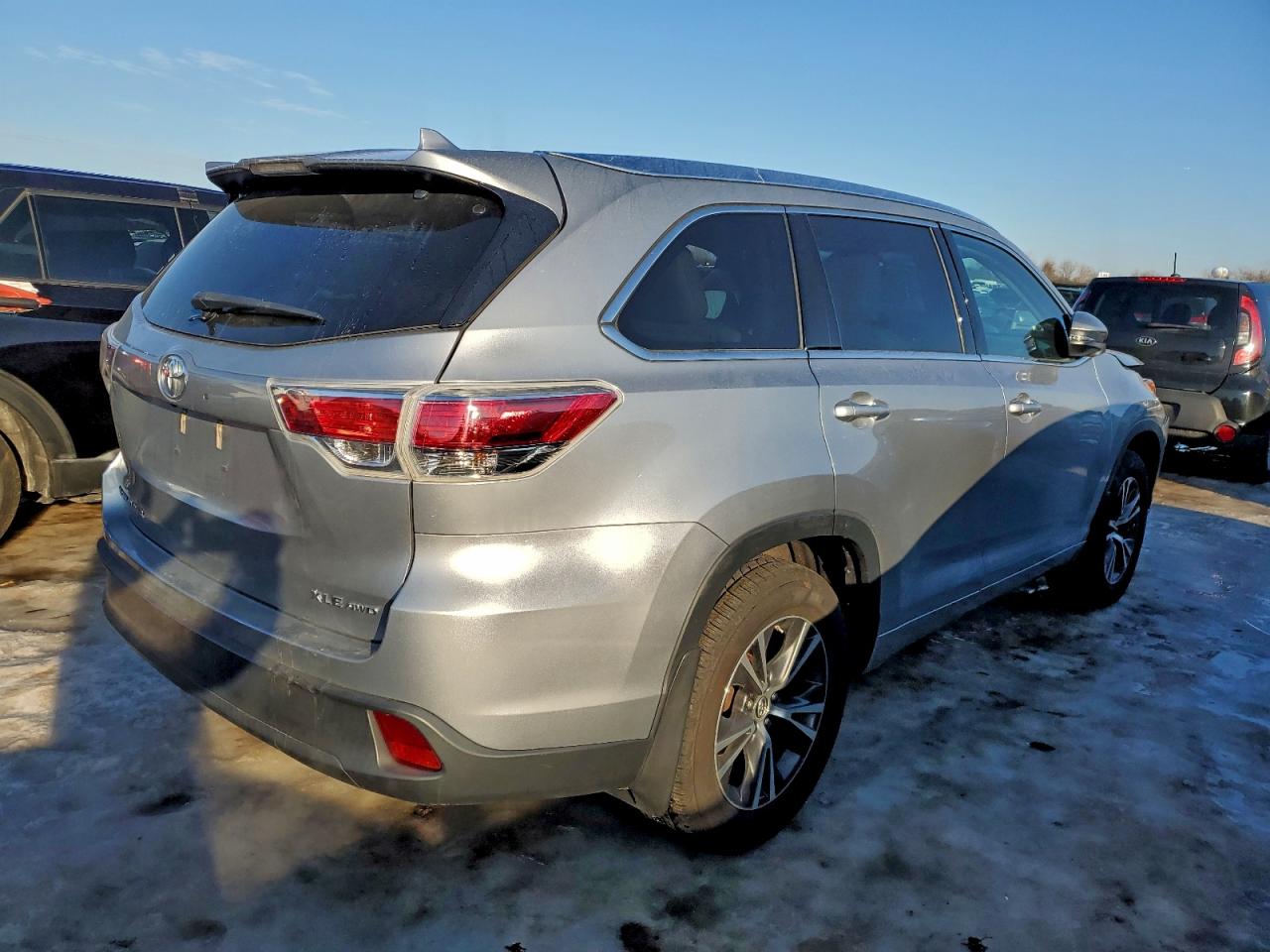 2016 TOYOTA HIGHLANDER XLE photo 3