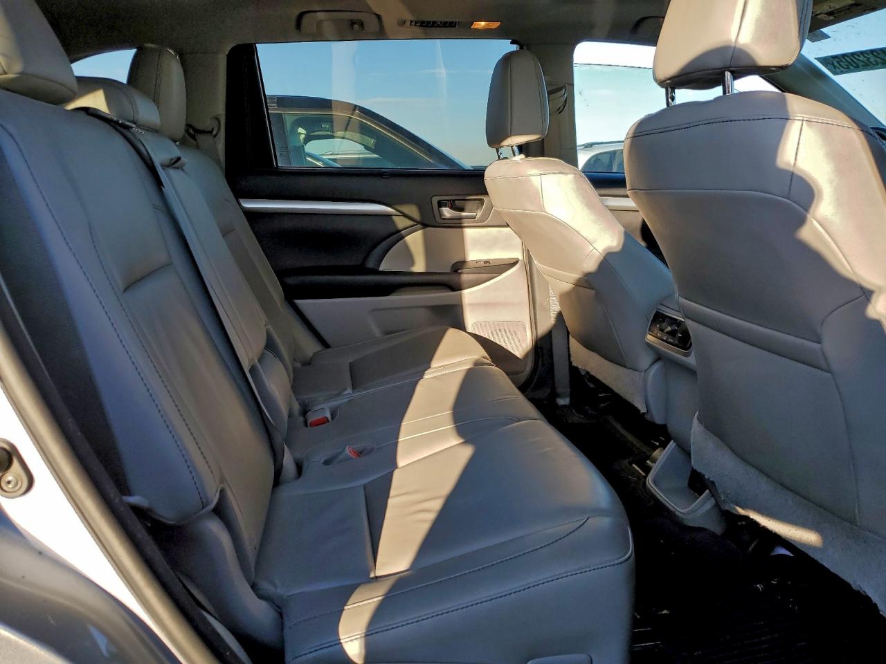 2016 TOYOTA HIGHLANDER XLE photo 10