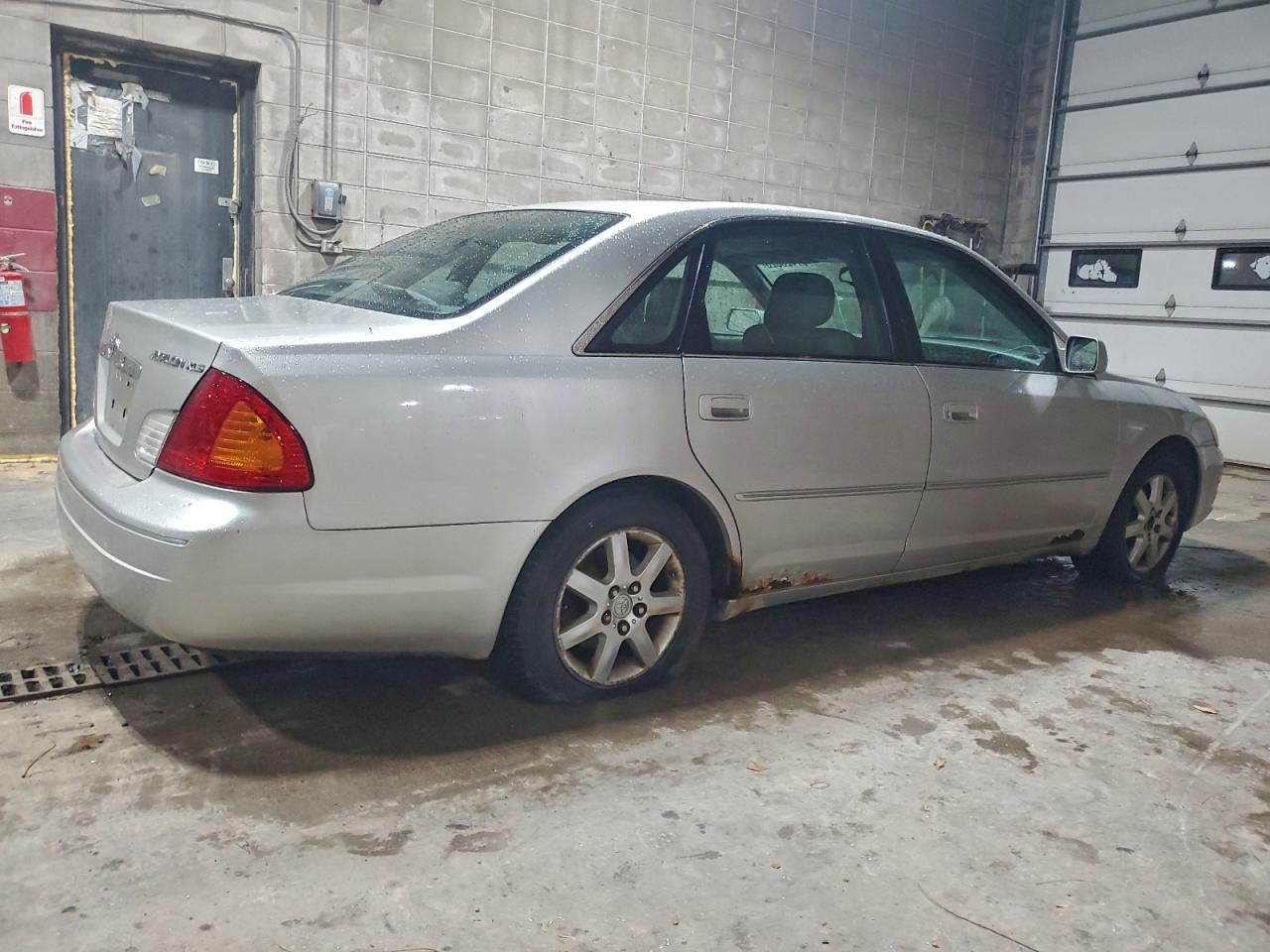 2001 TOYOTA AVALON XLS photo 3