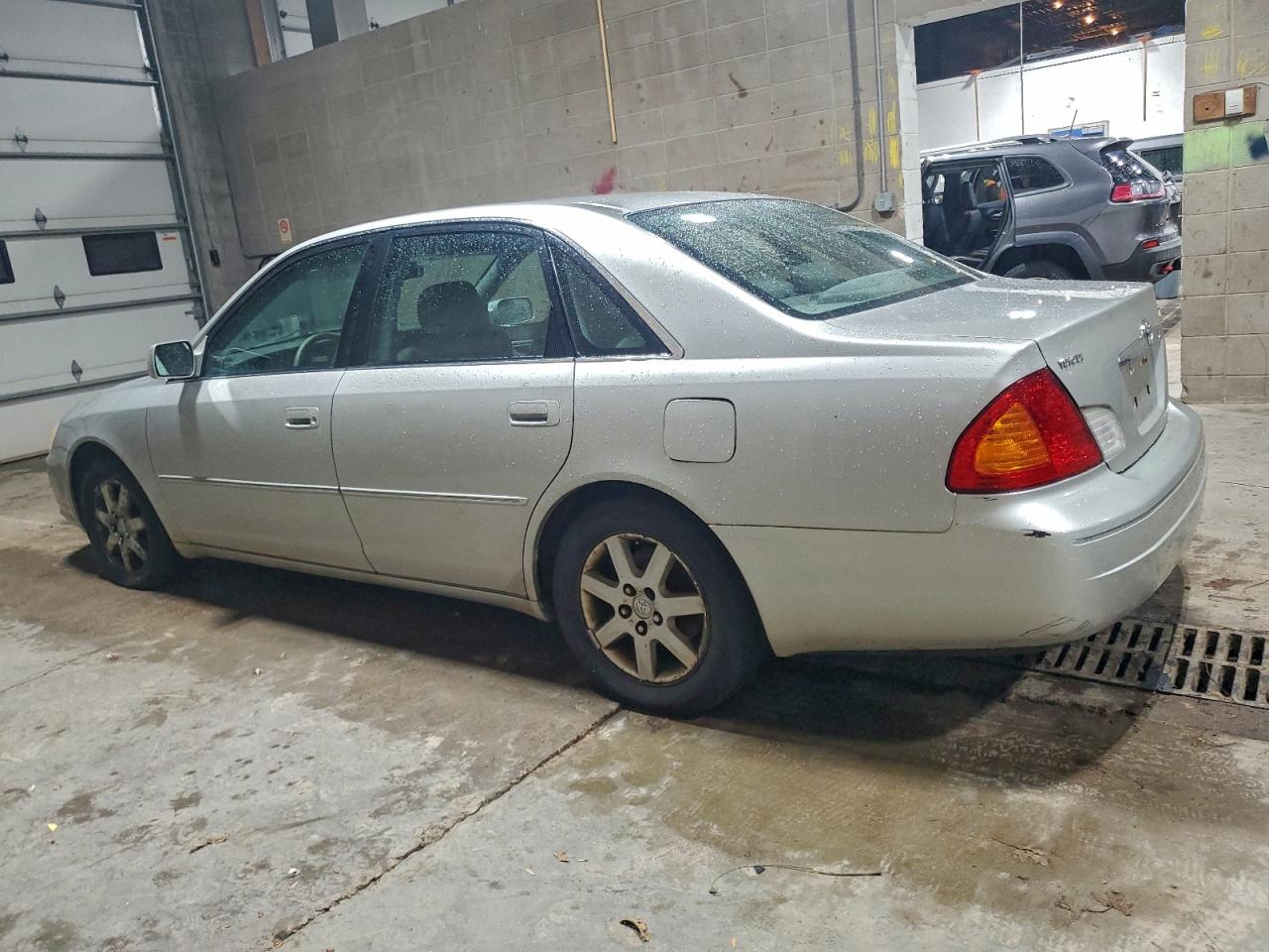 2001 TOYOTA AVALON XLS photo 2