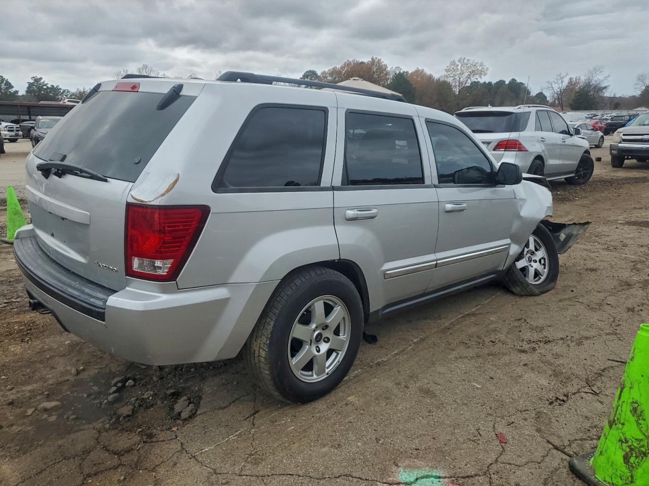 2010 JEEP GRAND CHEROKEE LAREDO photo 3
