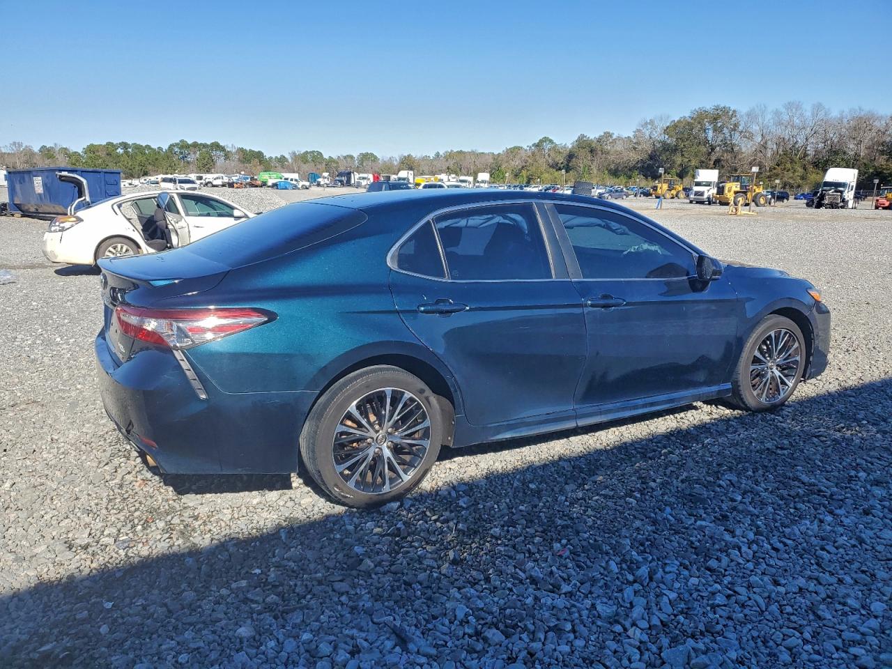 2018 TOYOTA CAMRY SE photo 3