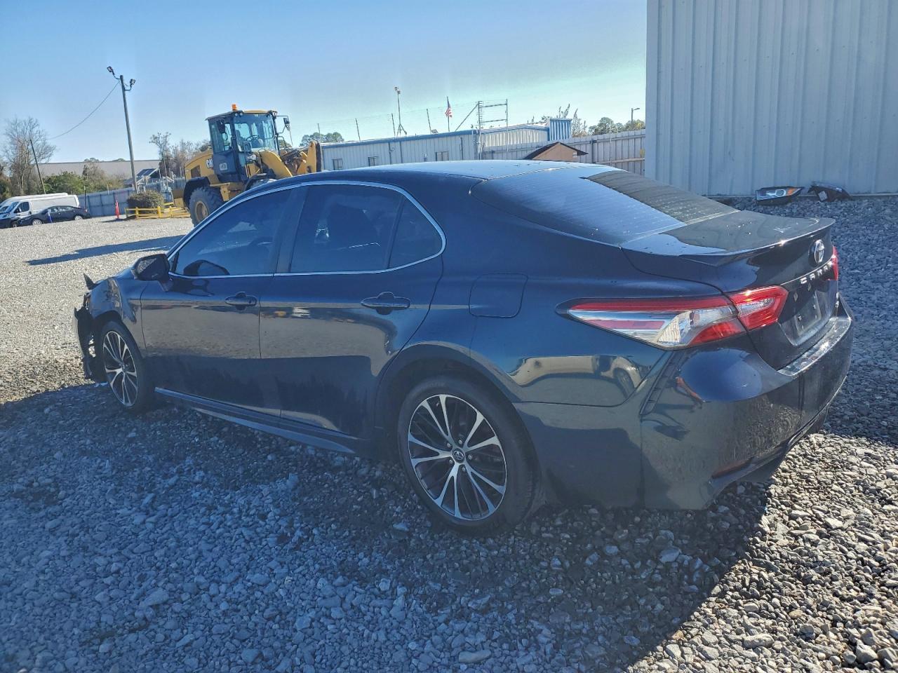 2018 TOYOTA CAMRY SE photo 2