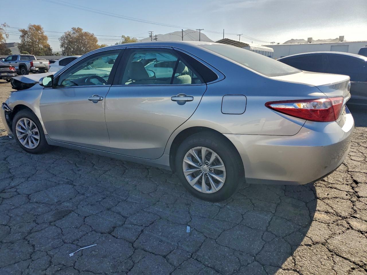 2016 TOYOTA CAMRY LE photo 2
