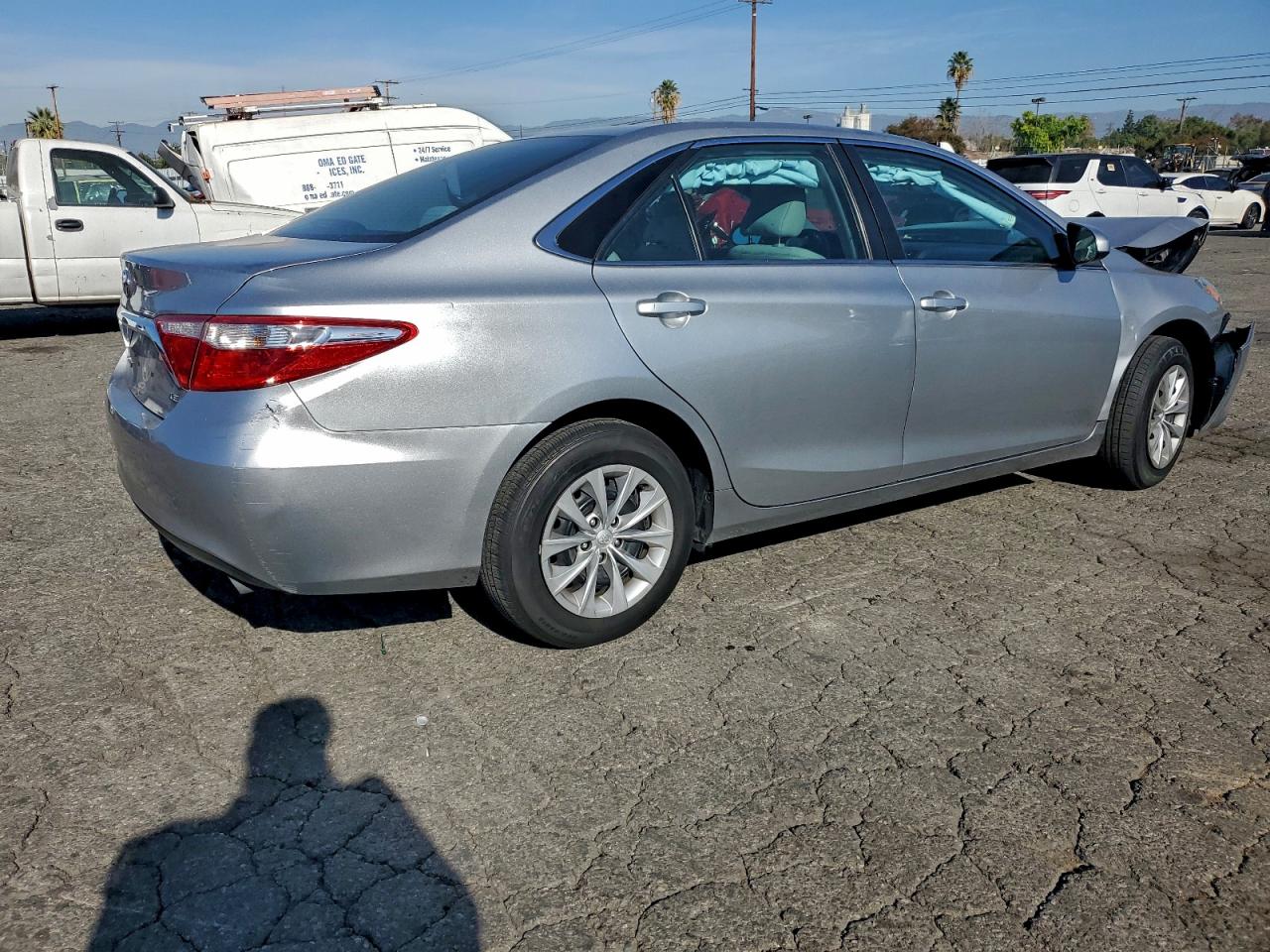 2016 TOYOTA CAMRY LE photo 3