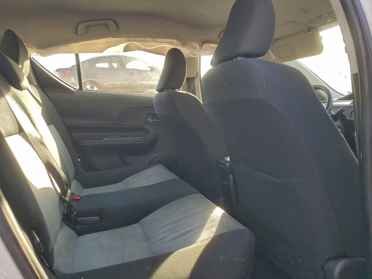 2015 TOYOTA PRIUS C TWO photo 10
