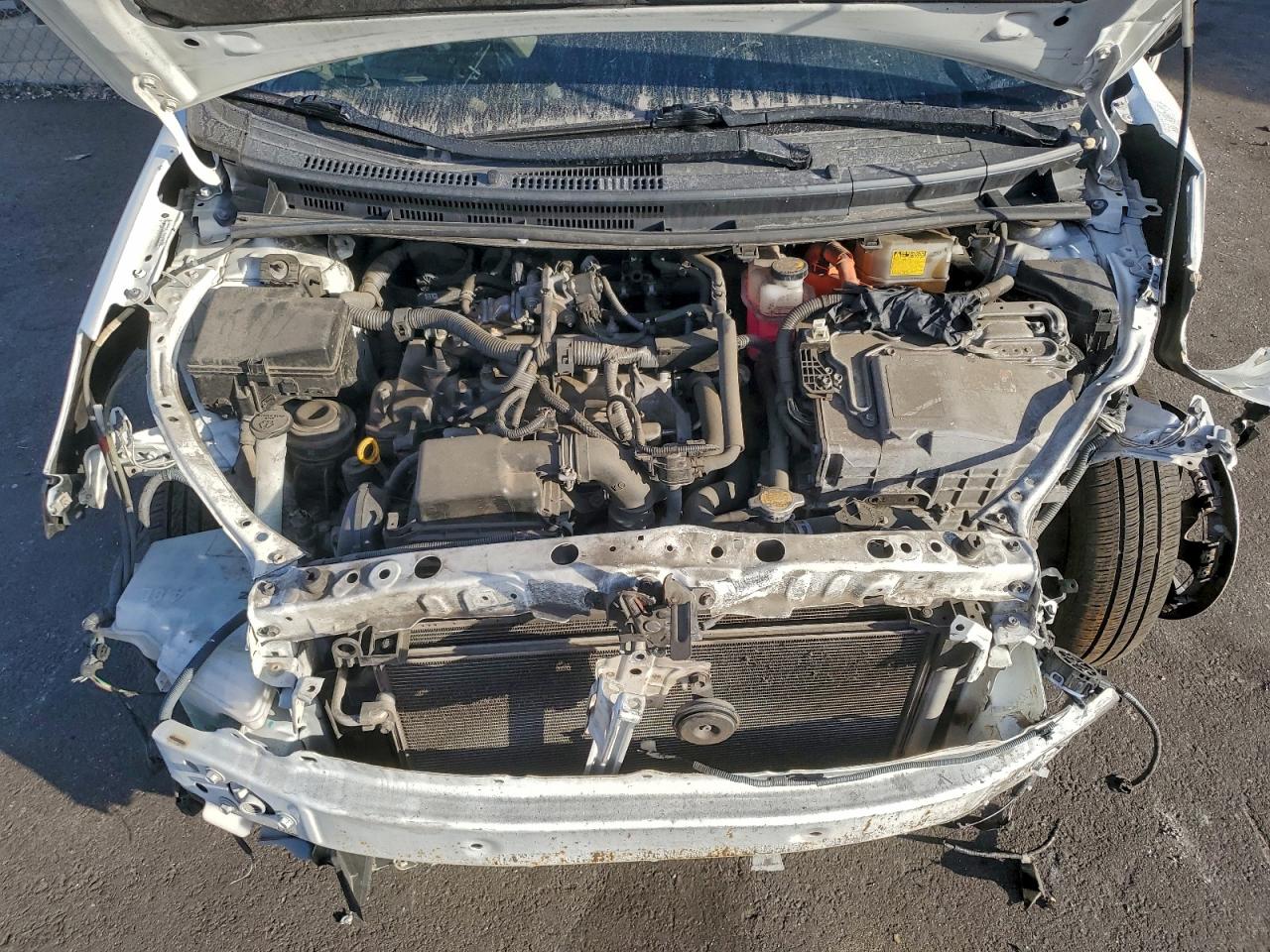 2015 TOYOTA PRIUS C TWO photo 11