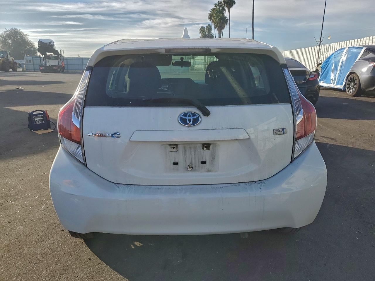 2015 TOYOTA PRIUS C TWO photo 6