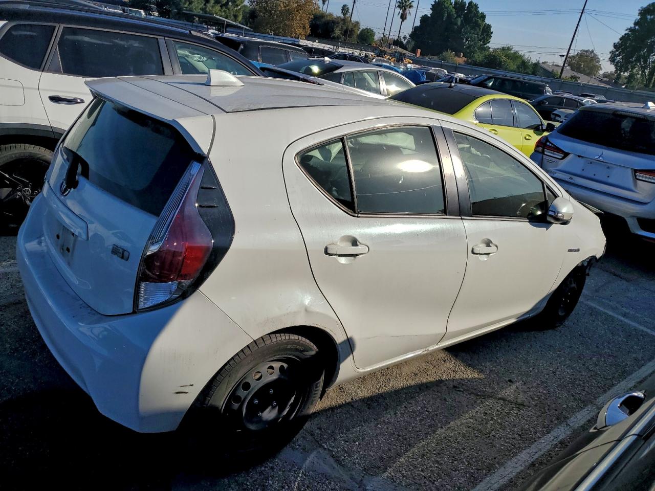 2015 TOYOTA PRIUS C TWO photo 3