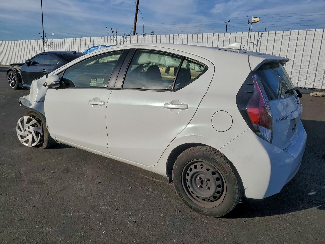 2015 TOYOTA PRIUS C TWO photo 2