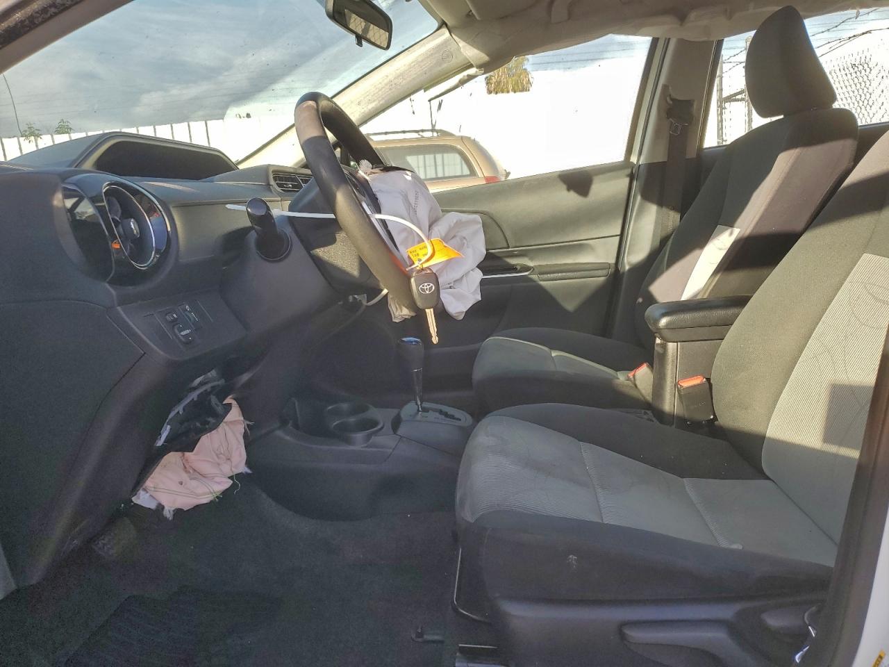 2015 TOYOTA PRIUS C TWO photo 7