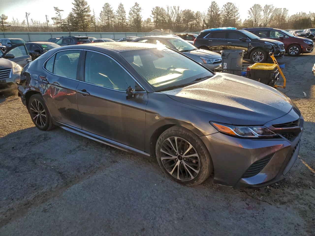 2018 TOYOTA CAMRY SE photo 4