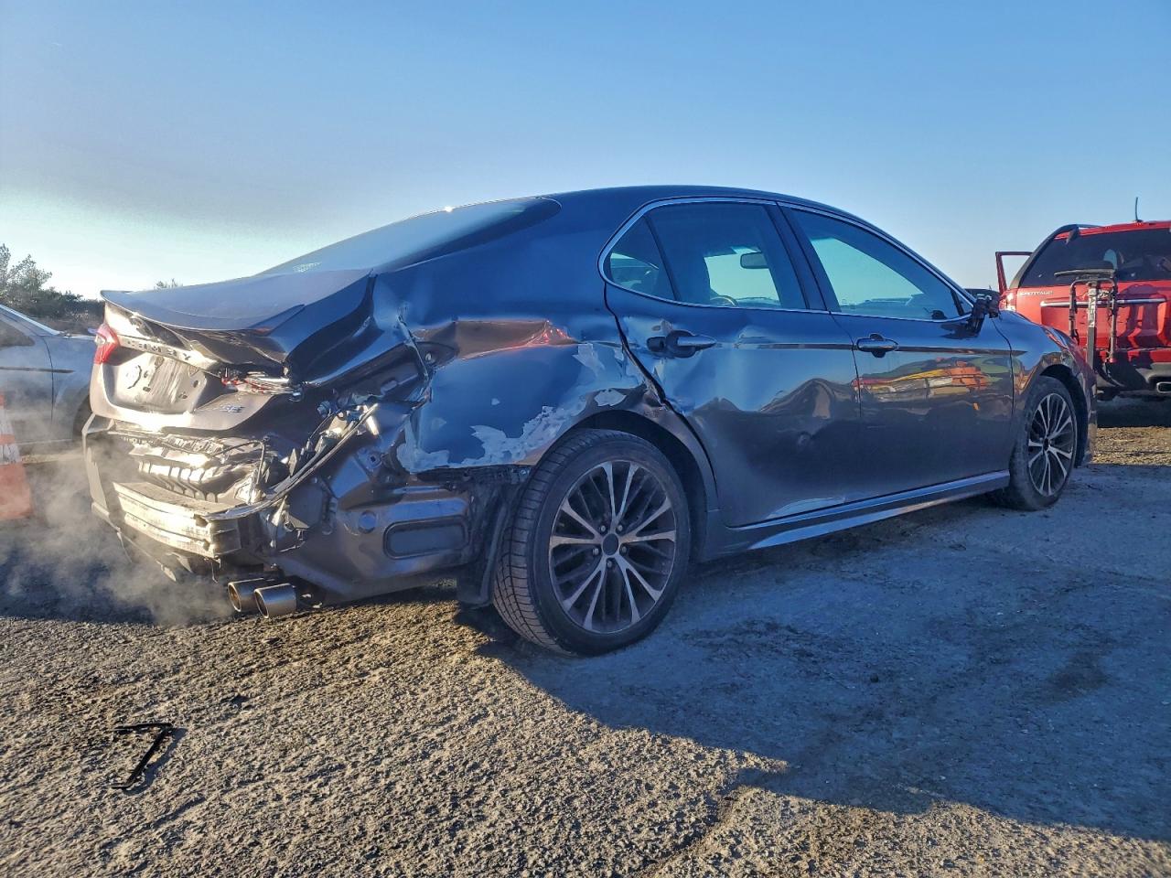 2018 TOYOTA CAMRY SE photo 3