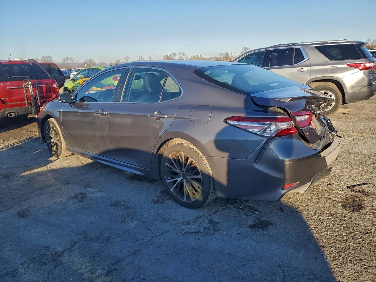 2018 TOYOTA CAMRY SE photo 2