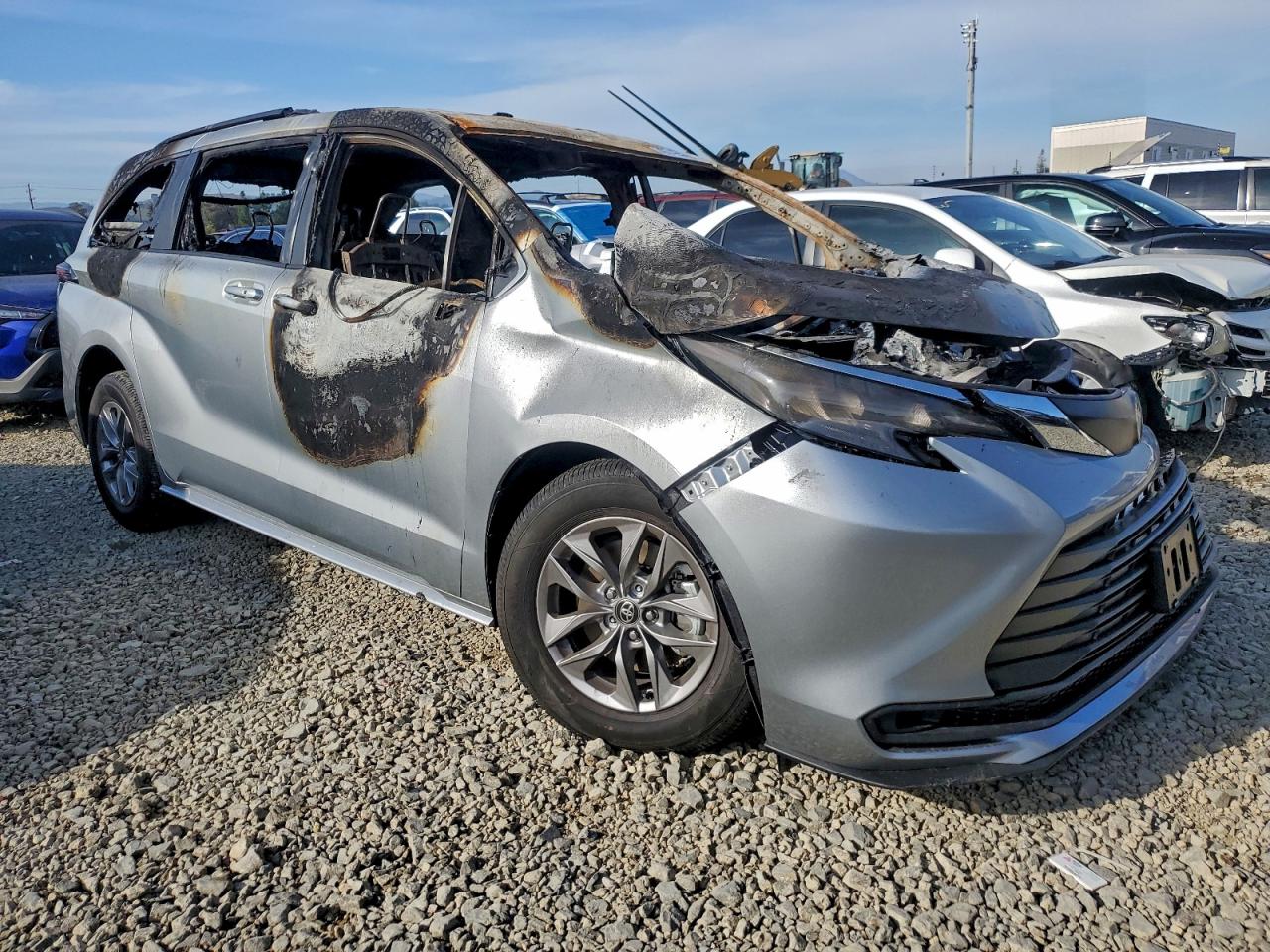 2025 TOYOTA SIENNA LE photo 4