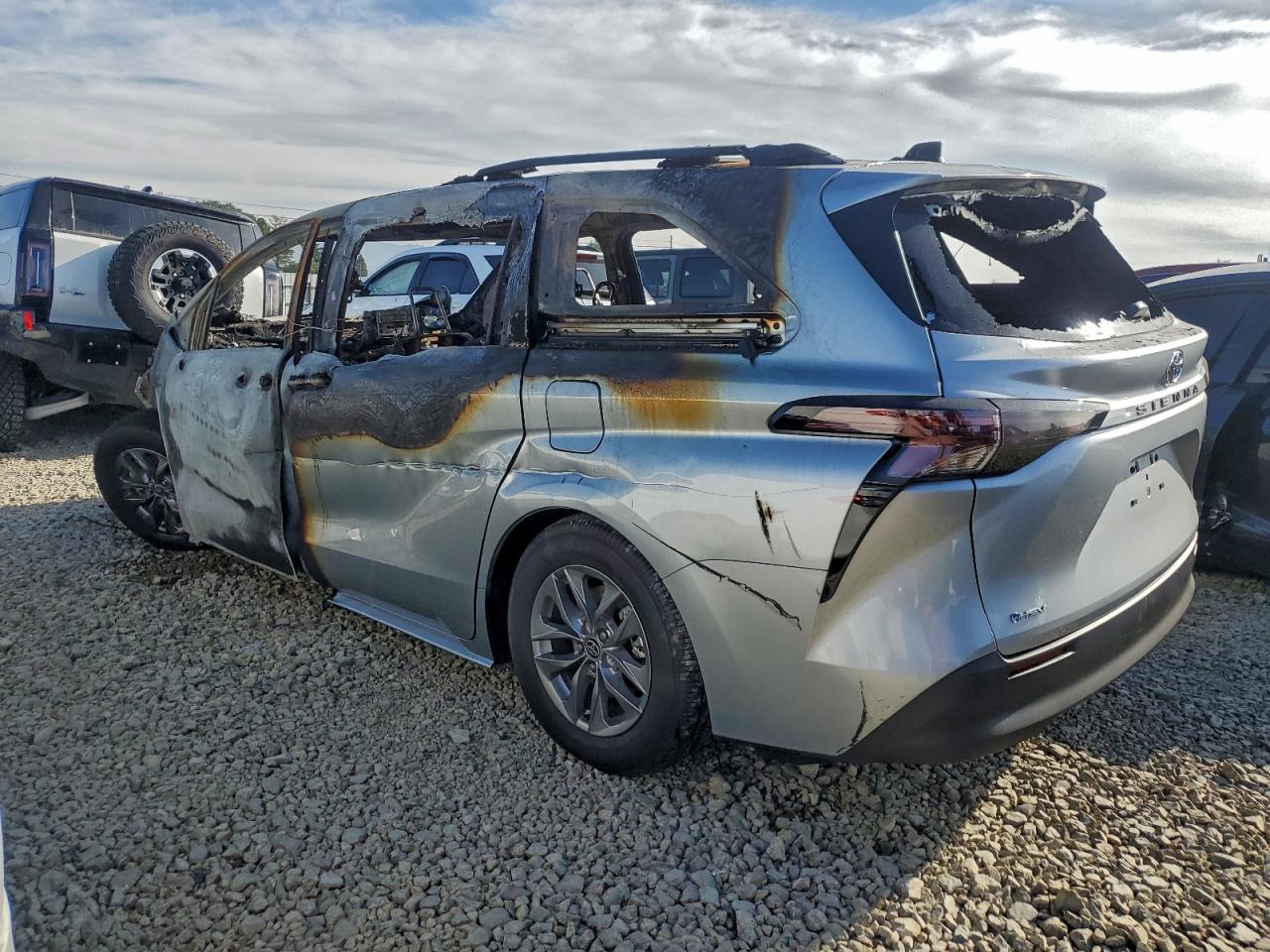 2025 TOYOTA SIENNA LE photo 2