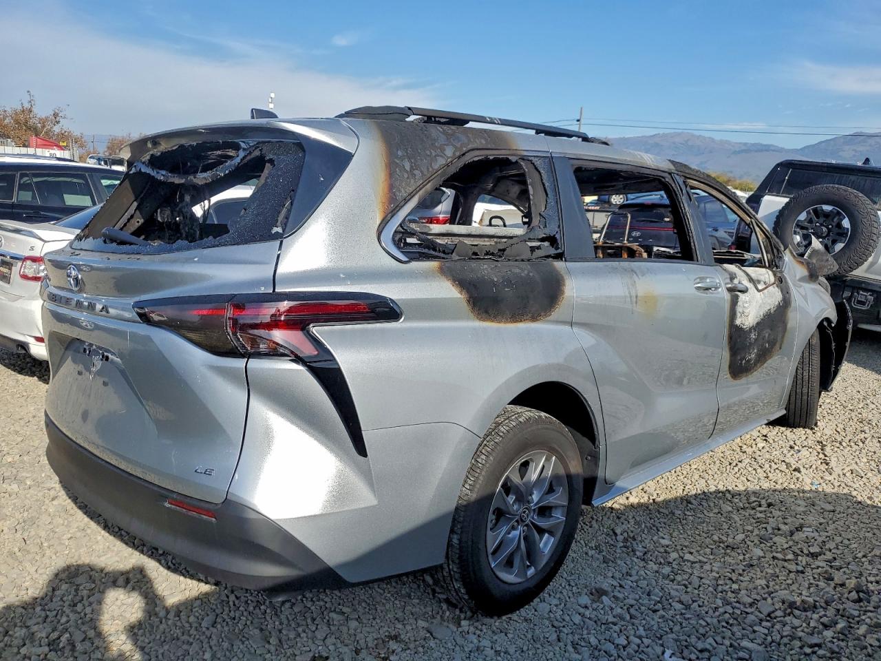 2025 TOYOTA SIENNA LE photo 3