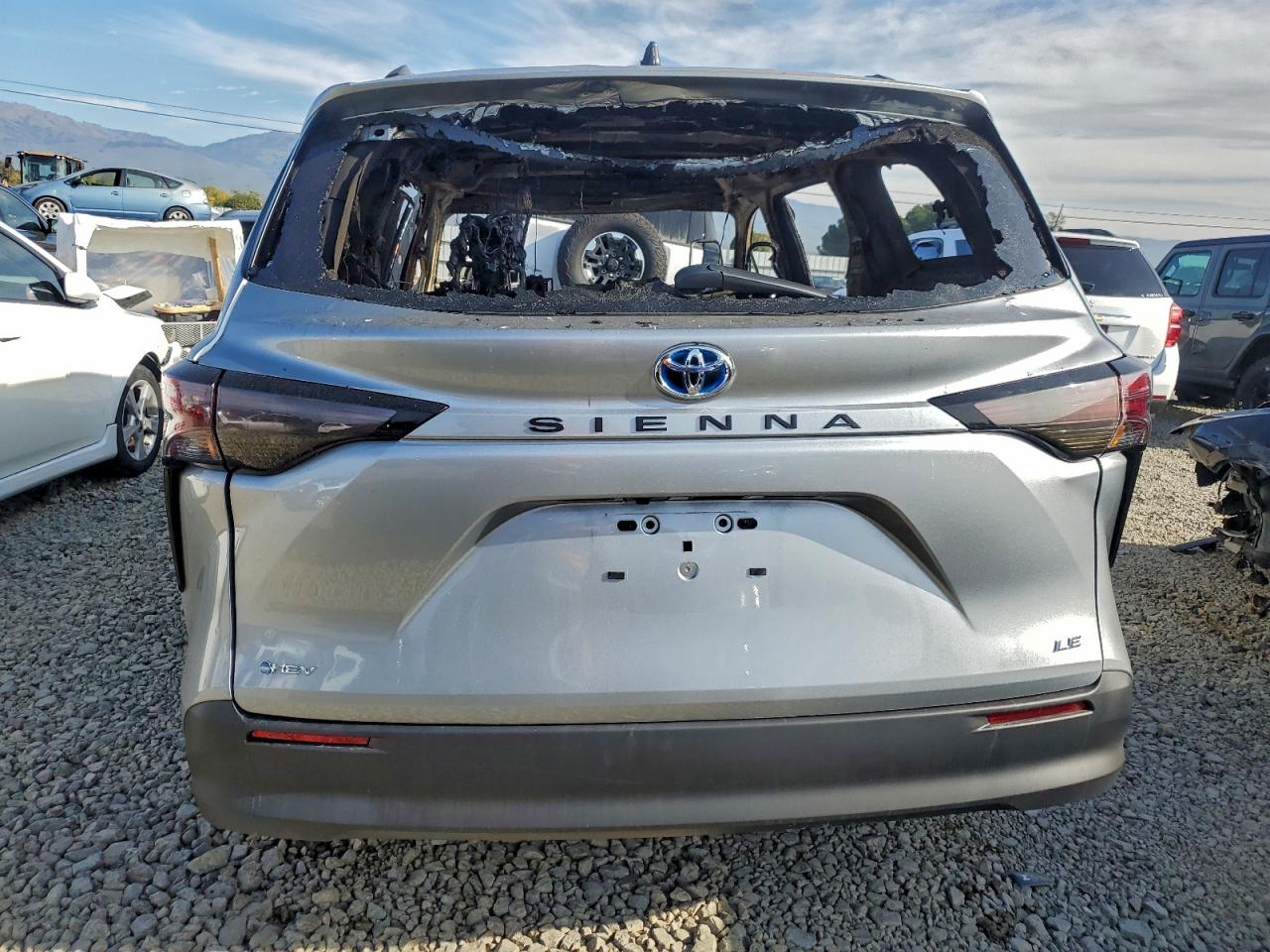 2025 TOYOTA SIENNA LE photo 6