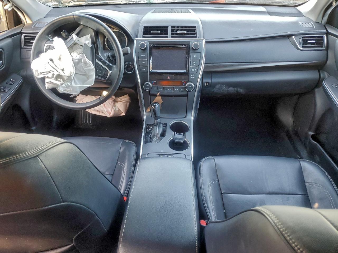 2015 TOYOTA CAMRY LE photo 8