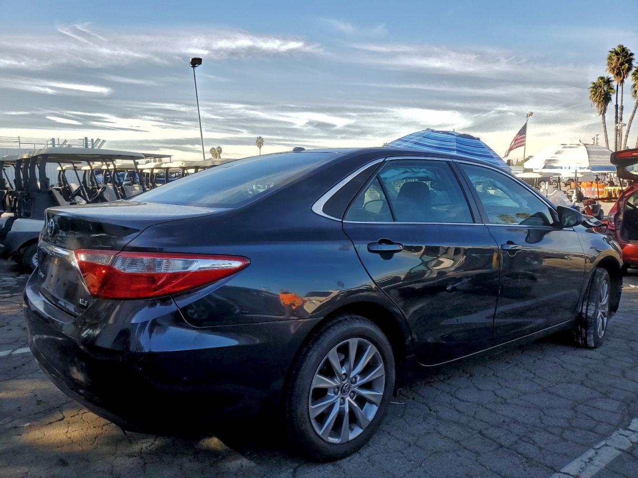 2015 TOYOTA CAMRY LE photo 3