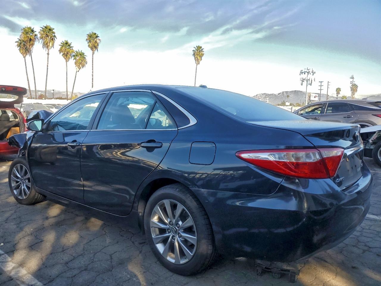 2015 TOYOTA CAMRY LE photo 2