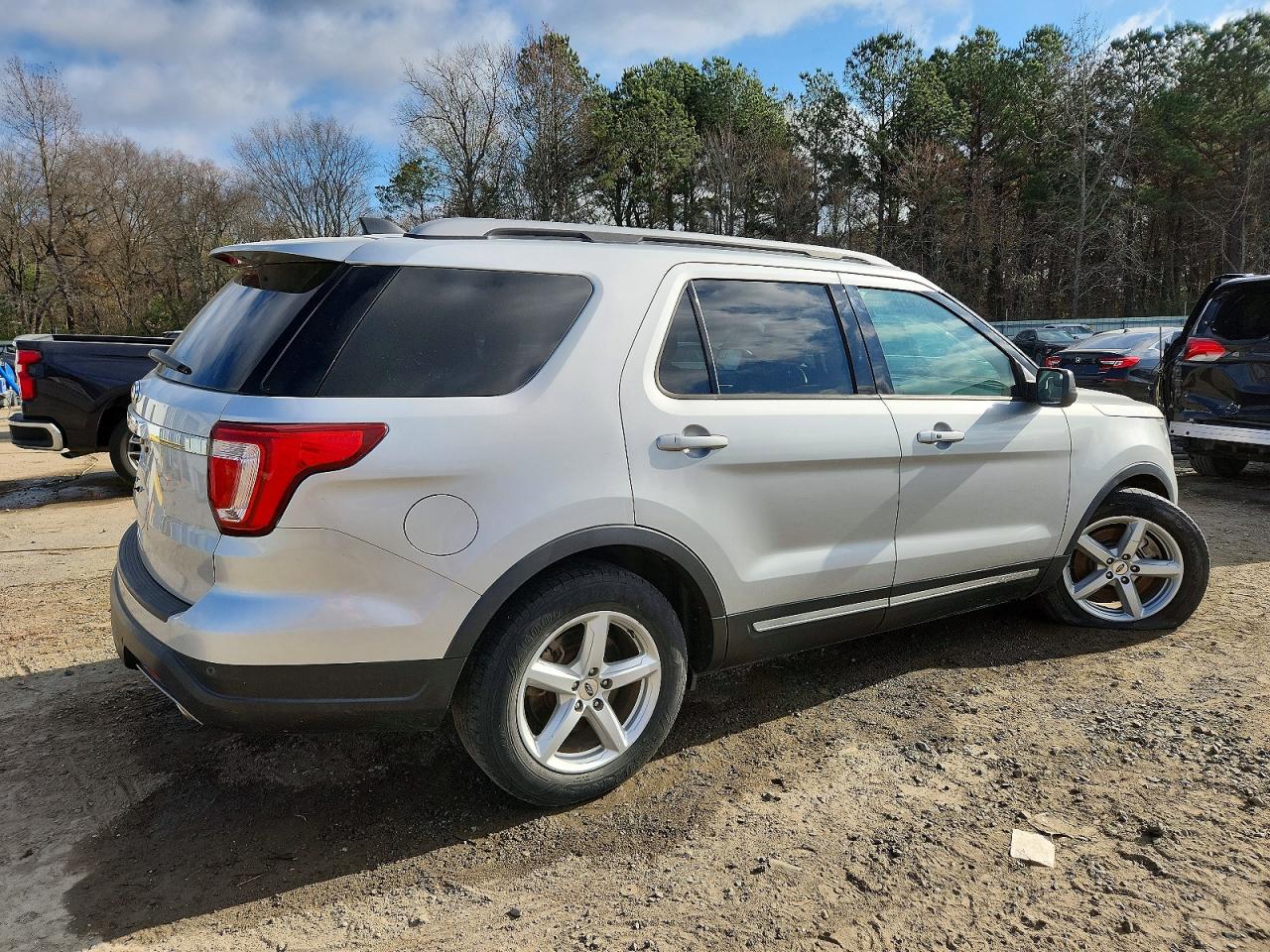 2018 FORD EXPLORER XLT photo 3