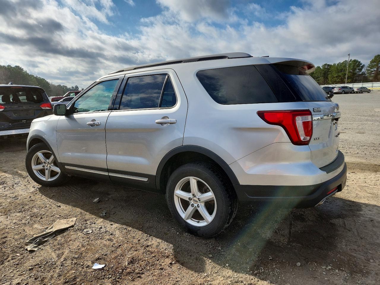 2018 FORD EXPLORER XLT photo 2