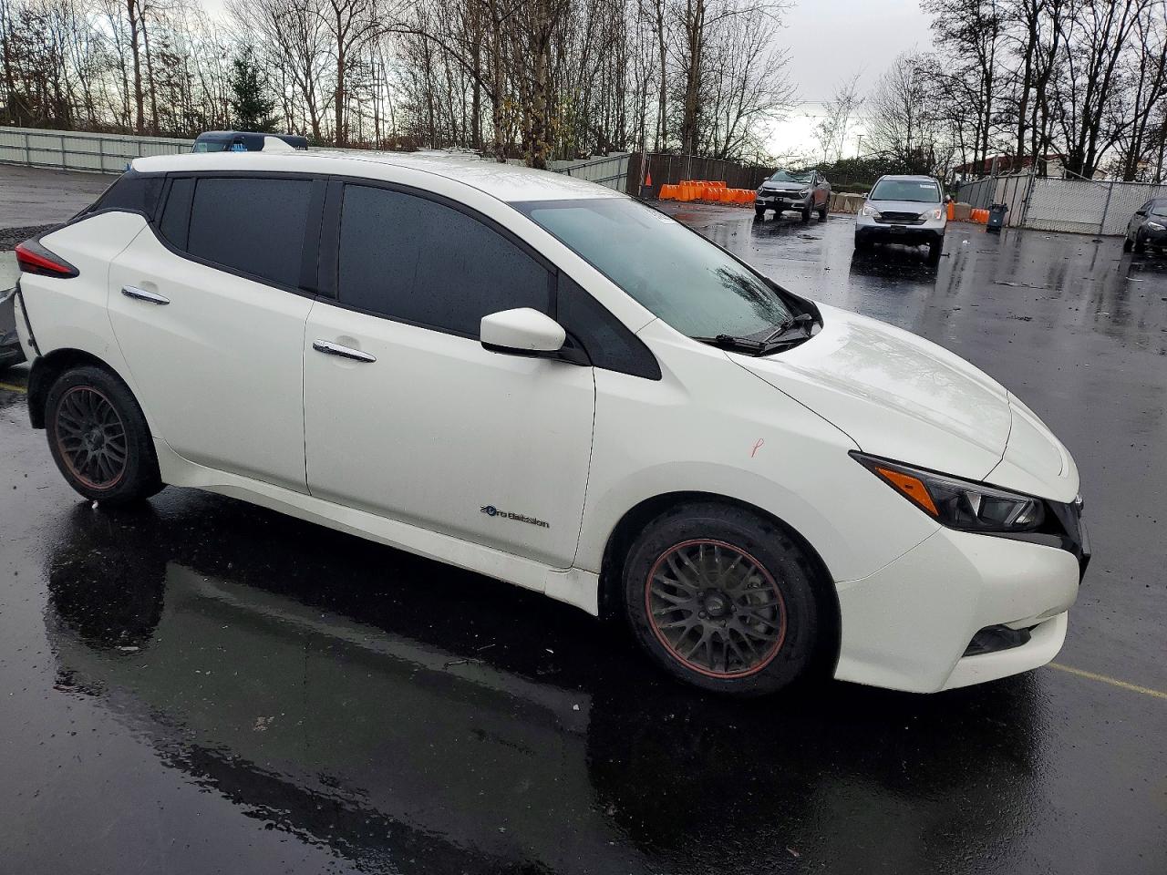 2018 NISSAN LEAF S photo 4